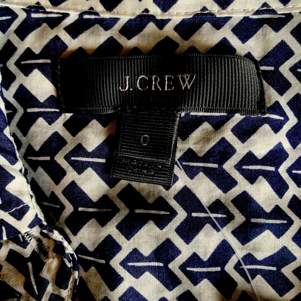 J.Crew size zero it’s  buttons up shirt navy color
